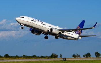 United Airlines&#39; Boeing 737 taking off.