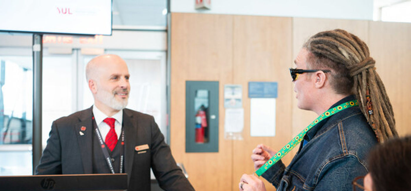 Image: By choosing to wear the Sunflower lanyard, Air Canada customers can indicate to airline staff that they may require additional assistance, have specific needs, or simply require more time while travelling. (CNW Group/Air Canada)