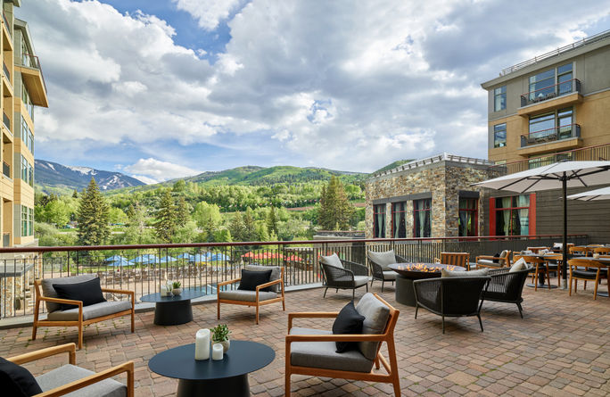 Enjoy drinks with a view on the terrace of the Lobby Bar & Lounge