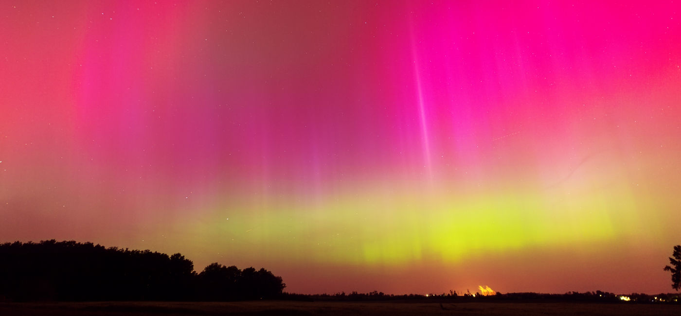 Image: De rares aurores boréales roses et vertes illuminent le ciel nocturne (Source: Adobe Stock)