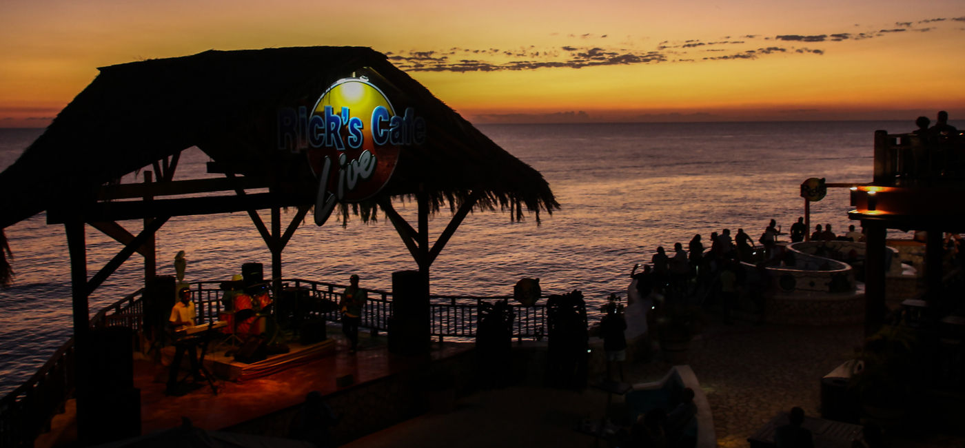 Image: A band plays on the beach (Photo Credit: Travelbee)