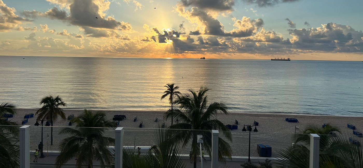Image: Lever du soleil sur les plages de Fort Lauderdale (Source: Photo by Paul J. Heney.)