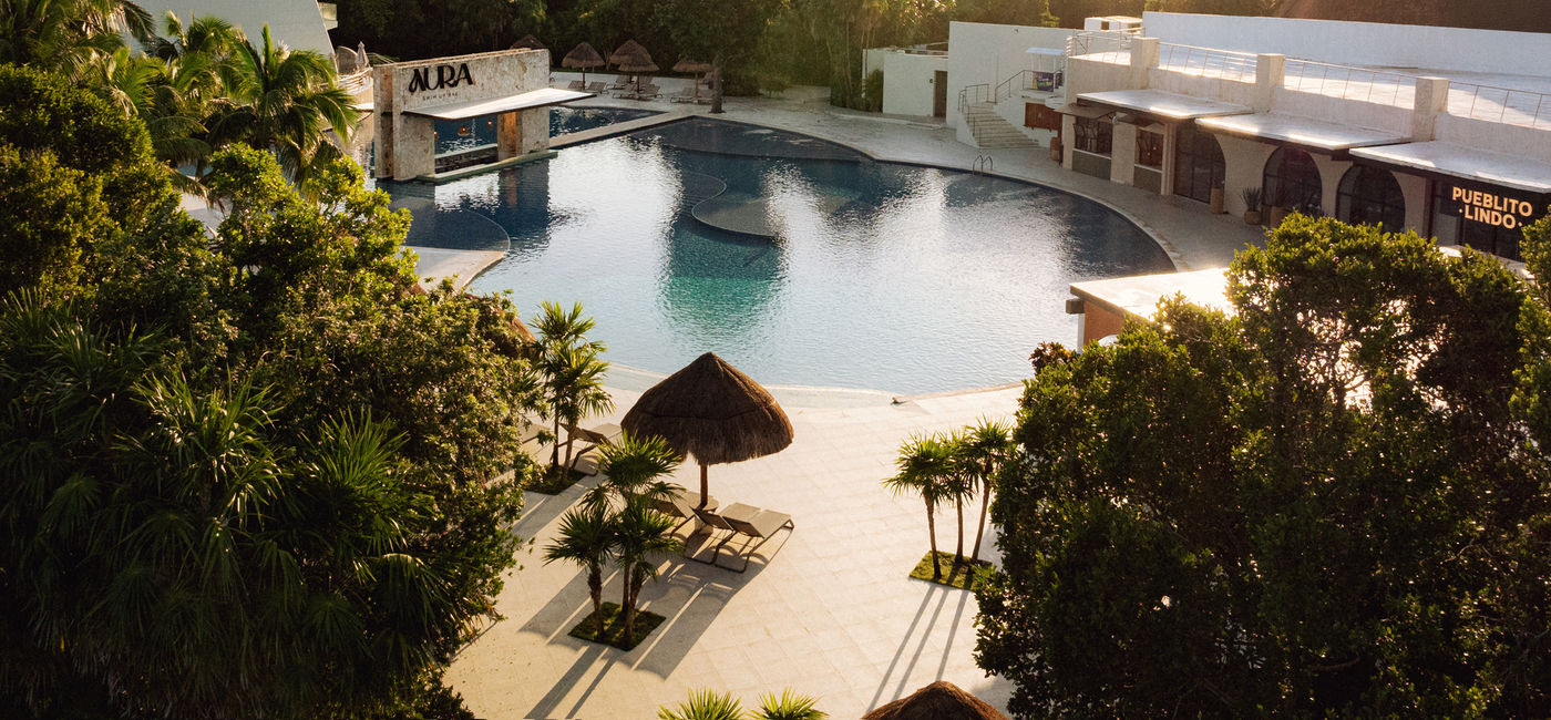 Image: Overlooking the pool at Grand Sirenis Riviera Maya (Photo Credit: Sunwing Vacations/Grand Sirenis Riviera Maya)