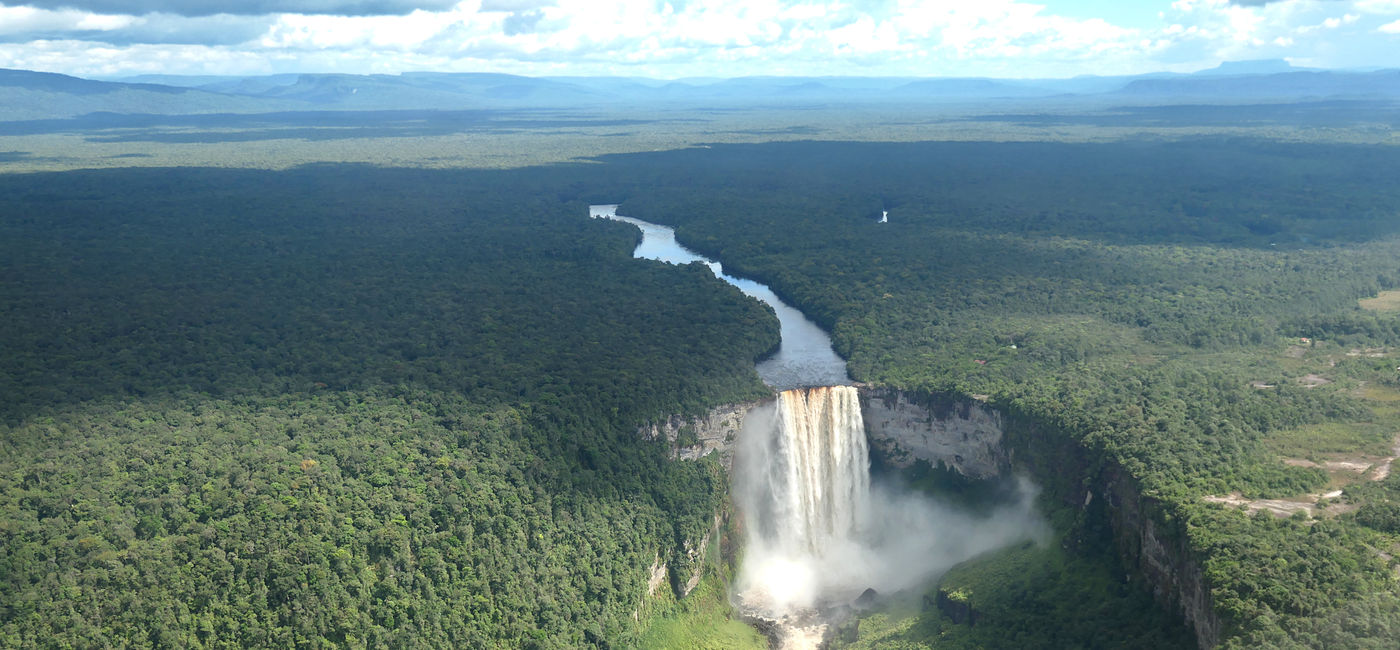 Image: Kaietuer falls from above, Guyana (Photo Credit: deeltijdgod / Getty Images)