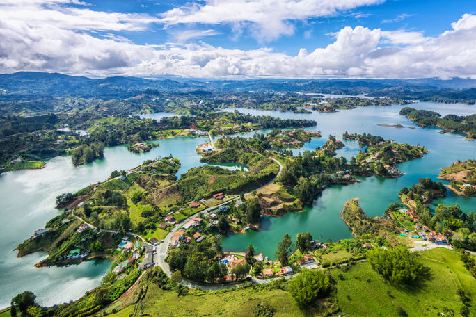 Panoramablick auf Guatape, eine Stadt in der Nähe von Medellin, Kolumbien. Panoramablick auf Guatape, eine Stadt in der Nähe von Medellin, Kolumbien.