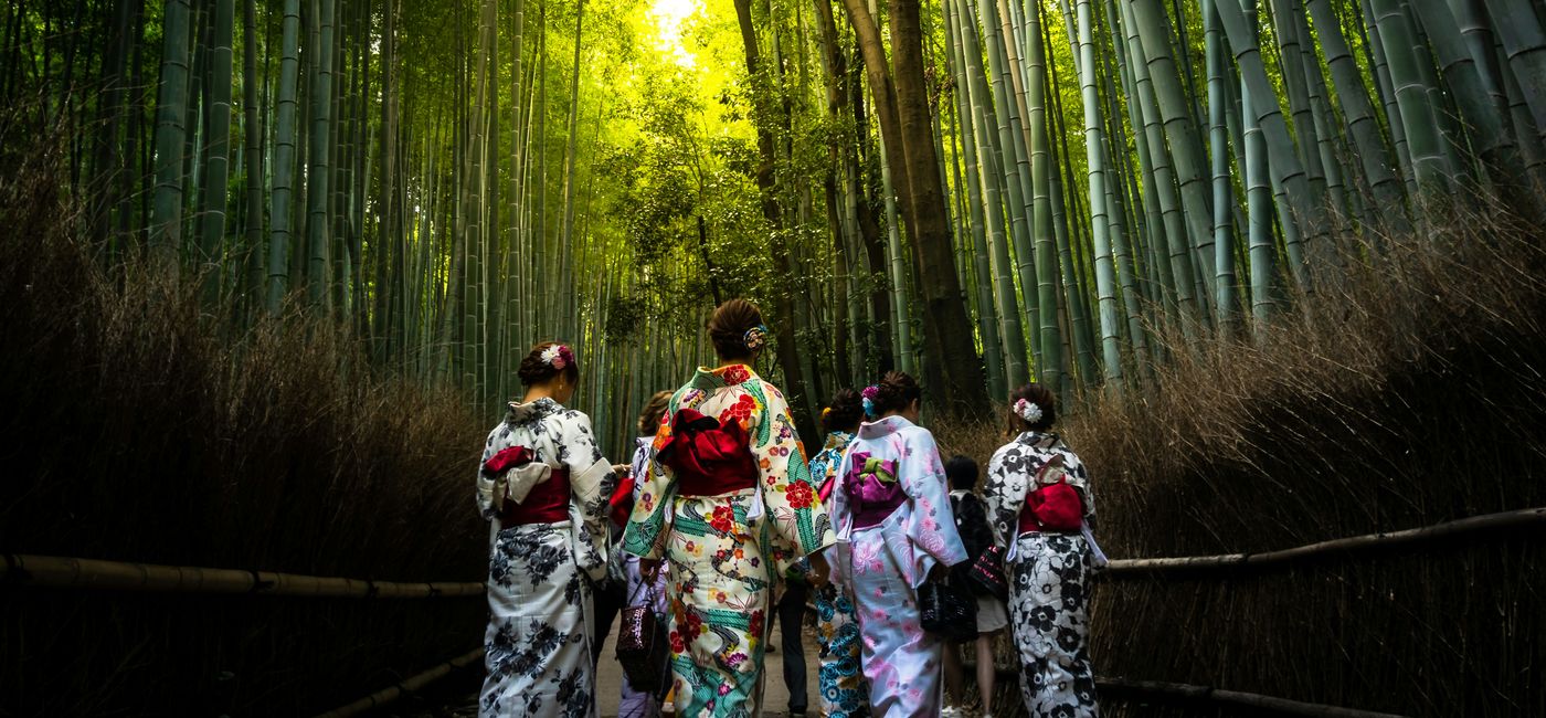 Image: Des femmes en kimono japonais traditionnel marchent ensemble dans une forêt de bambous au Japon (Photo Credit: Swan Hellenic via Gio Almonte, Unsplash)