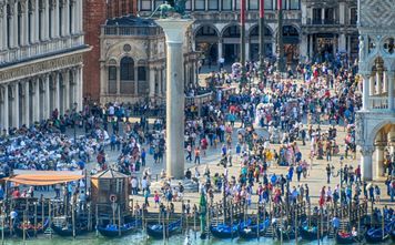 Crowds in Venice, Italy, travel, crowd, people, travelers, overtourism, over tourism,