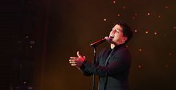Omar Cardona performs on Carnival Venezia