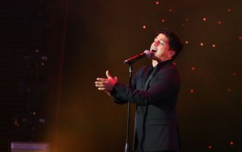 Omar Cardona performs on Carnival Venezia