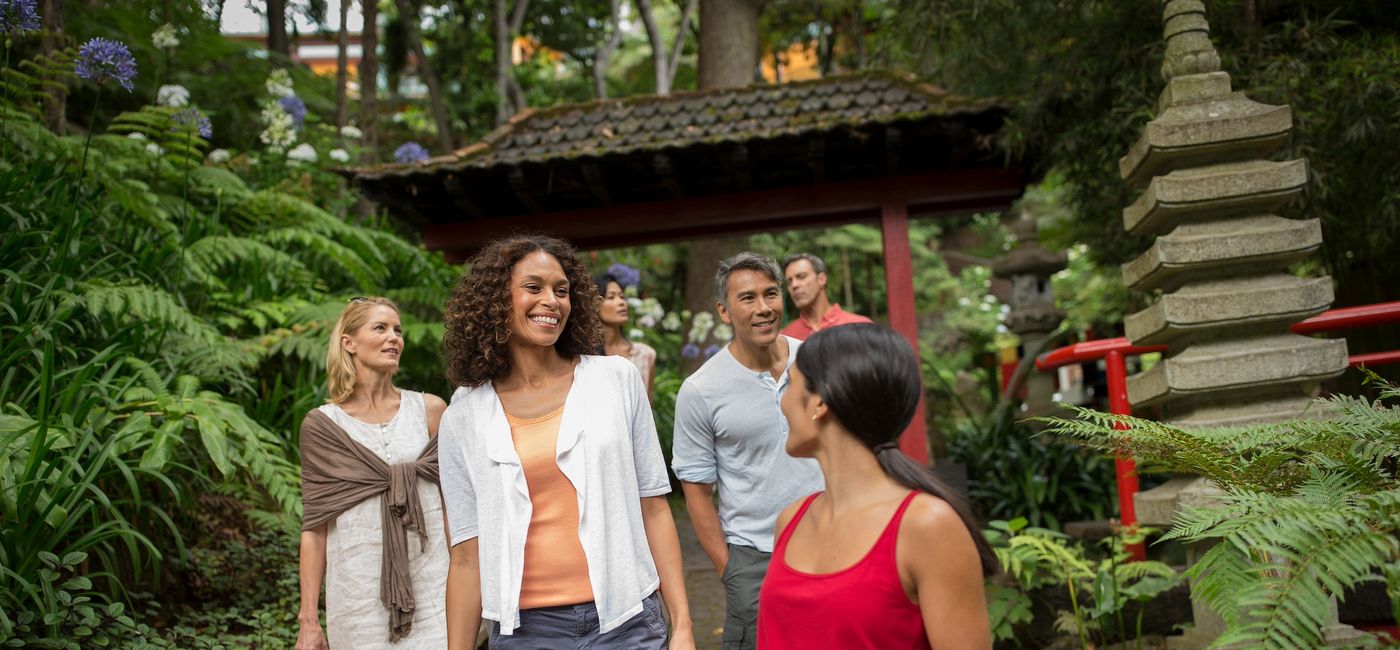 Image: Asian garden with guide. (Photo Credit: Globus)
