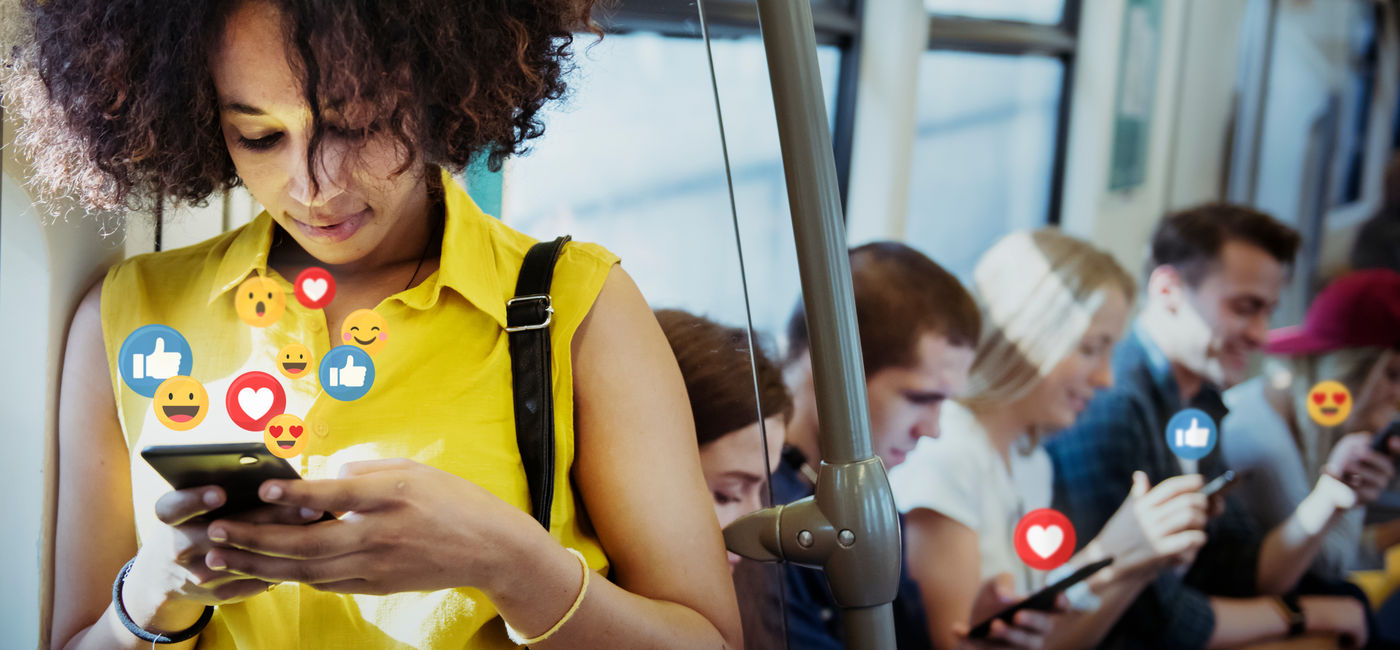 Image: Au-delà des publications sur les médias sociaux, la CBP souhaite obtenir l’accès aux adresses courriel et aux numéros de téléphone utilisés par les visiteurs au cours des cinq dernières années (Photo Credit: Adobe Stock/Rawpixel.com)