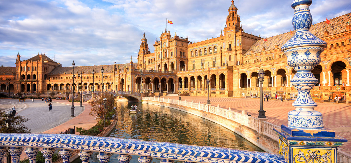 Image: Plaza de Espana in Spain. (Photo Credit: Delphotostock / Adobe Stock)