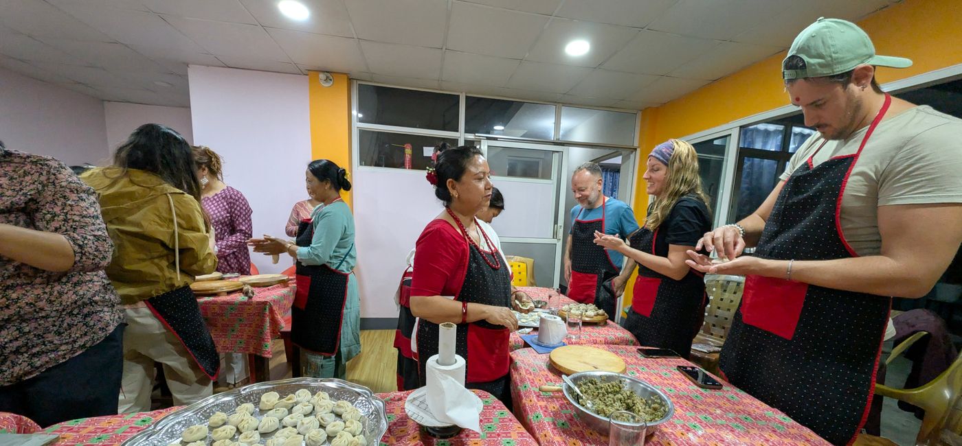 Image: Un cours de momos à Kirtipur, au Népal, dans le cadre de l’expérience Community Home Stay (Photo Credit: Bert Archer)