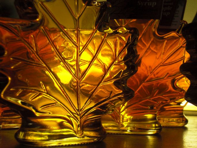 Maple syrup glass light leaf Maple syrup glass light leaf