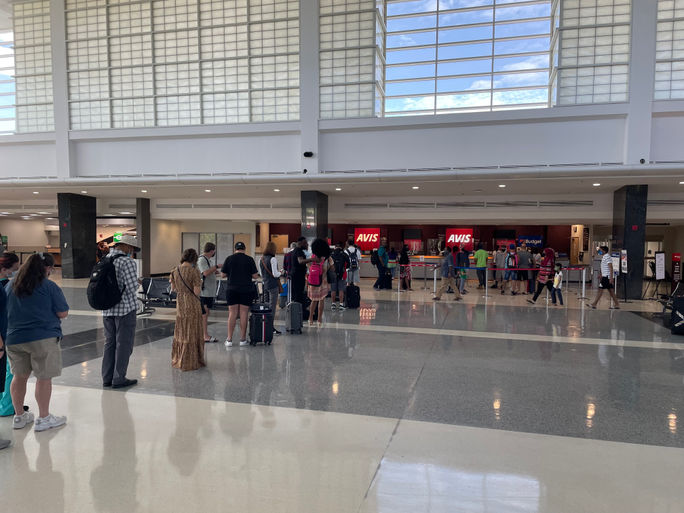 Eine lange Schlange von Kunden vor der Autovermietung am BWI Marshall Airport