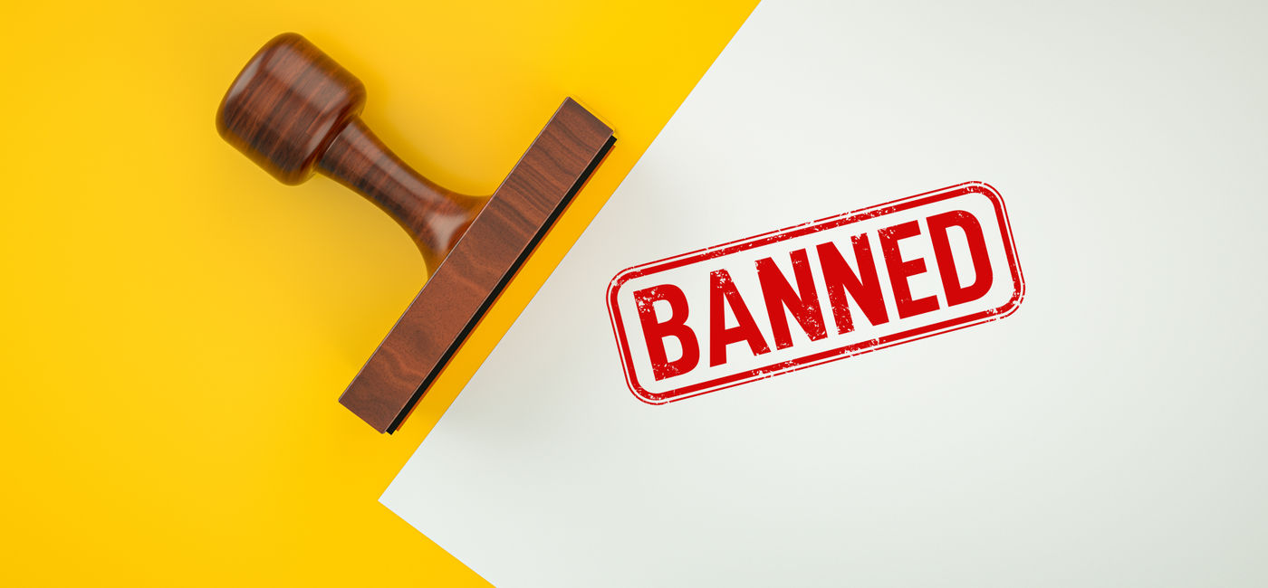 Image: Woman banned from flying (Photo Credit: fitpinkcat84 / Adobe Stock)
