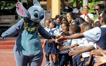 Stitch entertains children in the Bahamas as part of Disney's Holiday Magic Tour
