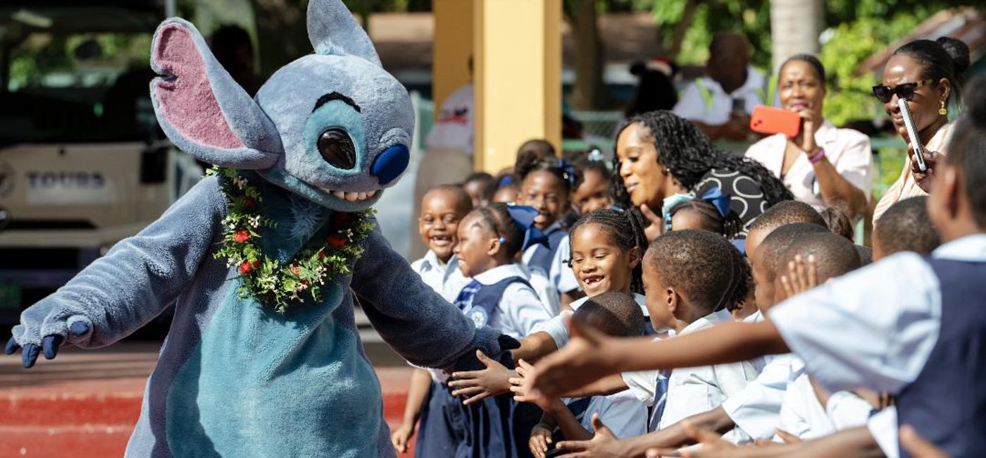 Image: Stitch entertains children in the Bahamas as part of Disney's Holiday Magic Tour (Photo Credit: Disney Cruise Line)