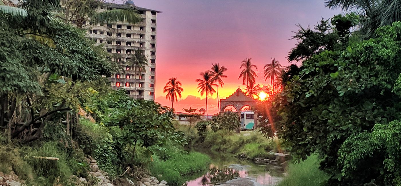 Image: Coucher de soleil sur un Puerto Vallarta plus calme (Photo Credit: Bert Archer)