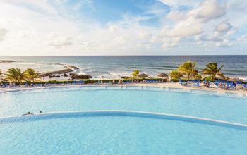 A spacious pool at Grand Palladium Jamaica Resort & Spa