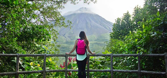 Wanderer mit Blick auf den Vulkan Arenal in La Fortuna Wanderer mit Blick auf den Vulkan Arenal in La Fortuna