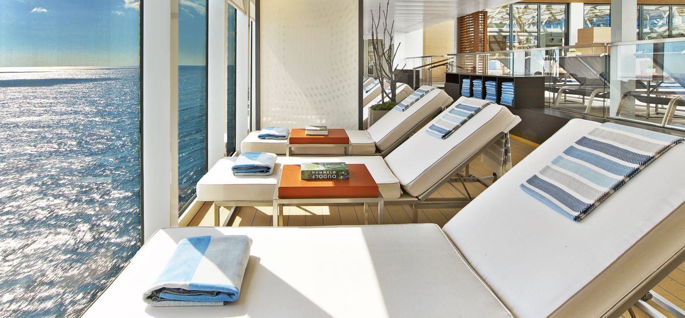 Image: La promenade au bord de la piscine principale sur le Viking Vesta (Photo Credit: Viking)