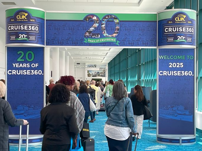 Travel advisors make their way to educational sessions at Cruise360.