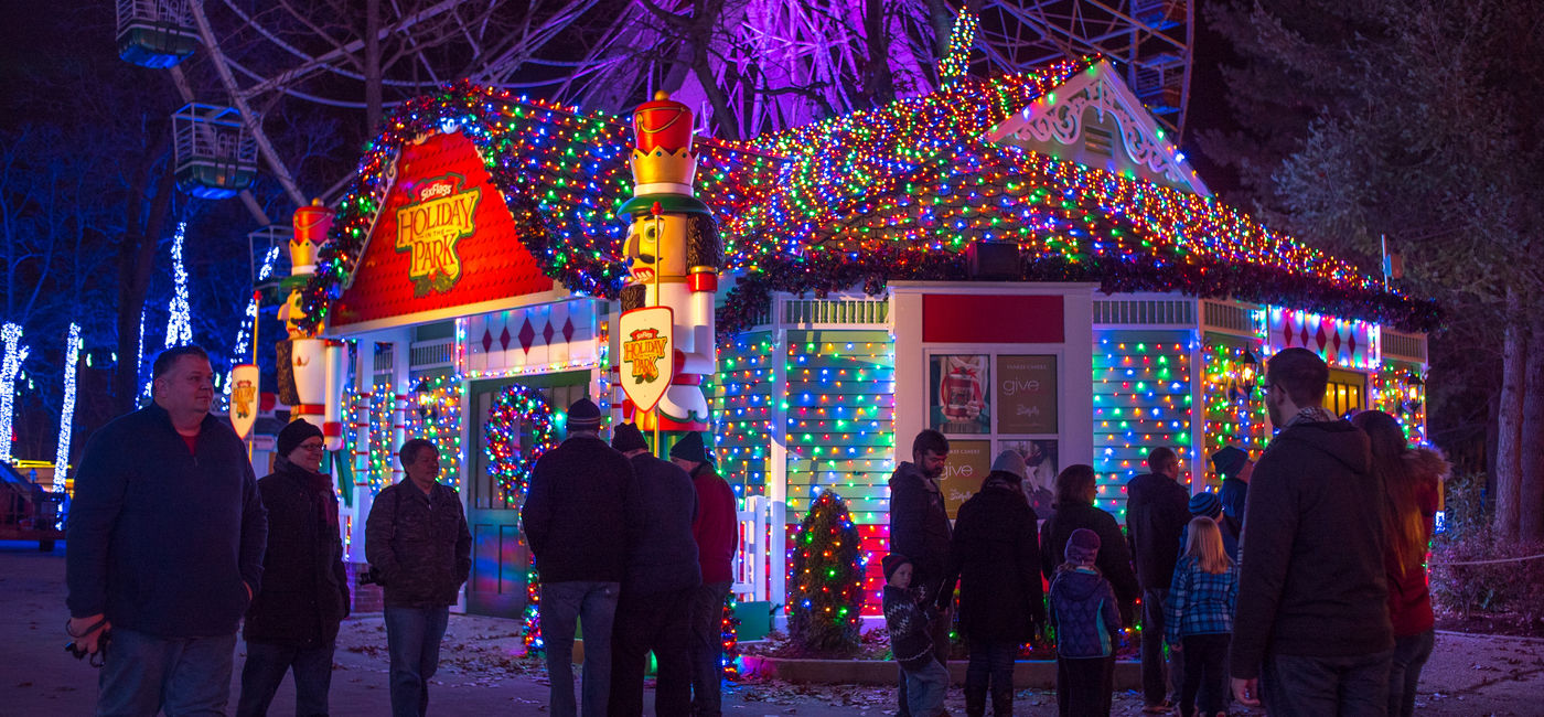 Image: Spend time with family and friends at Six Flags park. (photo via Six Flags Entertainment Corporation Media)