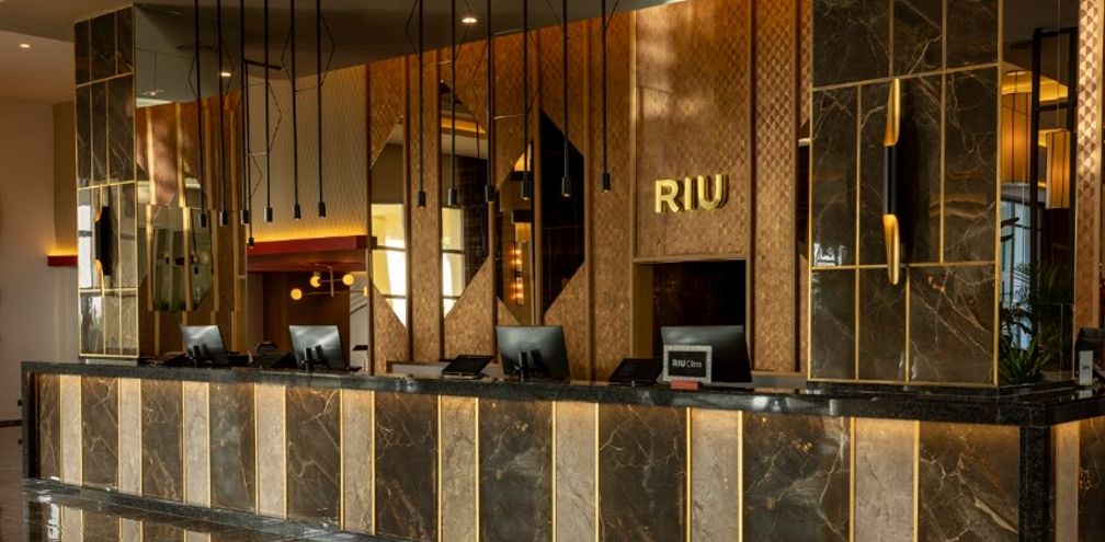 Riu Palace Aruba reception area