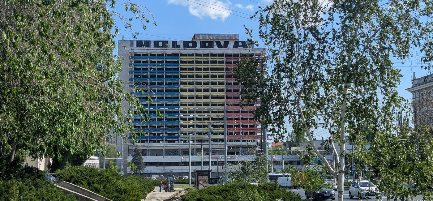 Image: Hôtelul Național, à Chișinău, par les architectes A. Gorbuntsov et V. Shalaginov (Photo Credit: Bert Archer)