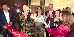 Christine Duffy presents Gwen Stefani with her godmother gift, an EFFY Legacy panther ring.