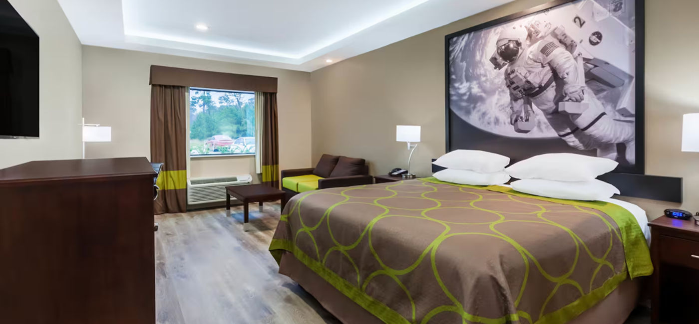 Image: Super 8 by Wyndham Kingwood, Texas hotel room (Photo Credit: Wyndham Hotels & Resorts)