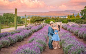 A happy couple enjoying Guanajuato&#39;s natural outdoor setting.
