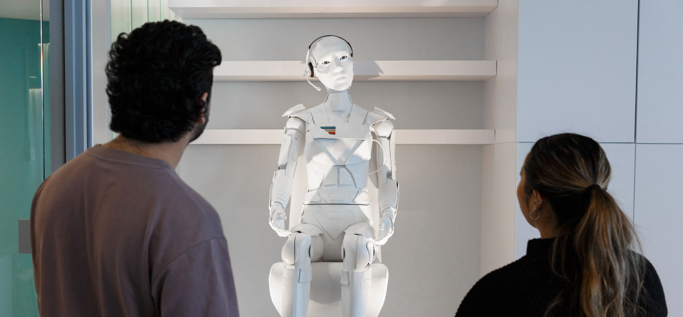 Image: Il y a une représentation physique de Mila, créée par la galerie montréalaise S16, qui se trouve désormais dans les bureaux de FlightHub (Source: FlightHub)