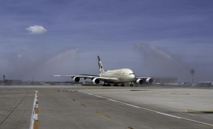 Etihad’s Airbus A380 welcomed with a water-cannon salute at Toronto Pearson Etihad’s Airbus A380 welcomed with a water-cannon salute at Toronto Pearson