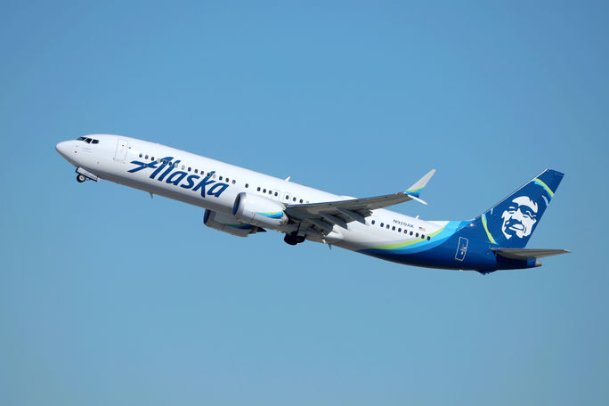 Alaska Airlines Boeing 737 Max 9 at takeoff Alaska Airlines Boeing 737 Max 9 at takeoff