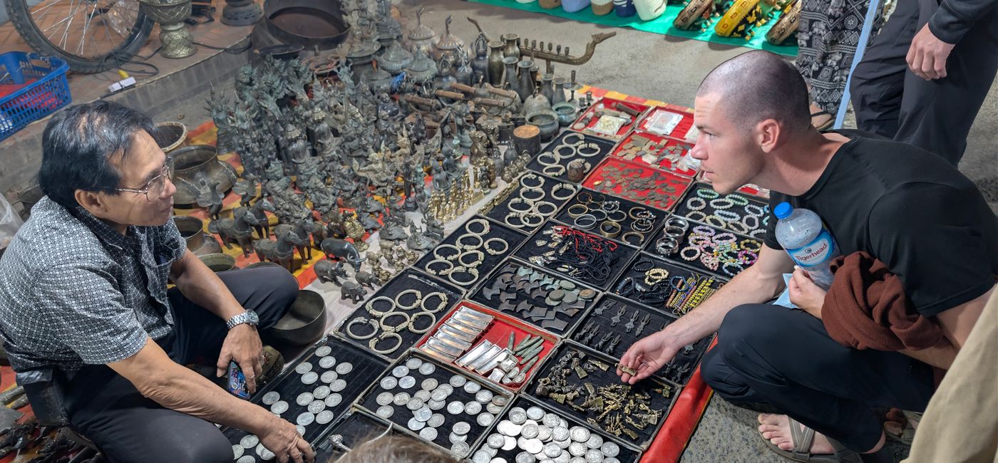 Image: Le marché de nuit de Luang Prabang (Photo Credit: Bert Archer)
