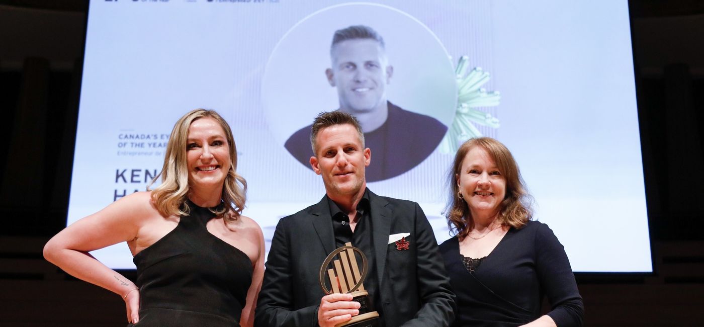 Image: Ken Harris (au milieu) qui reçoit le pris EY Entrepreneur Of The Year® 2024