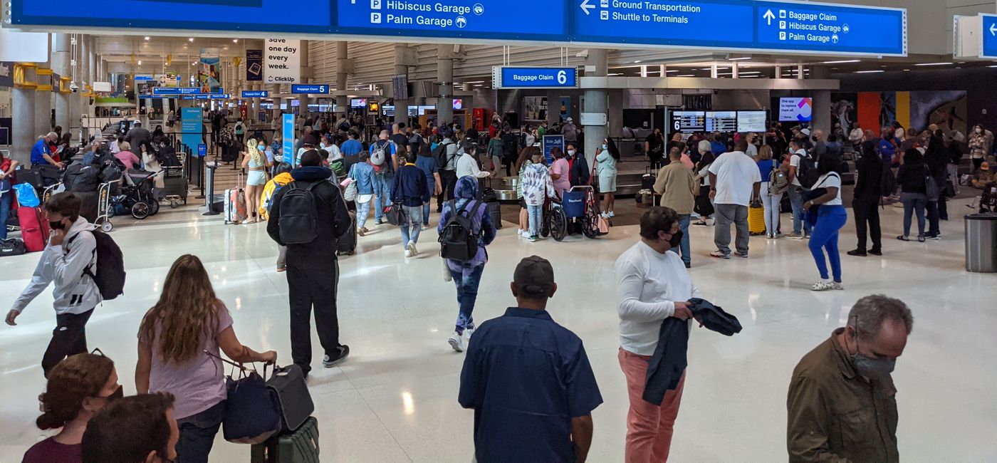 Image: People walking through the Fort Lauderdale airport (Photo via Eric Bowman)