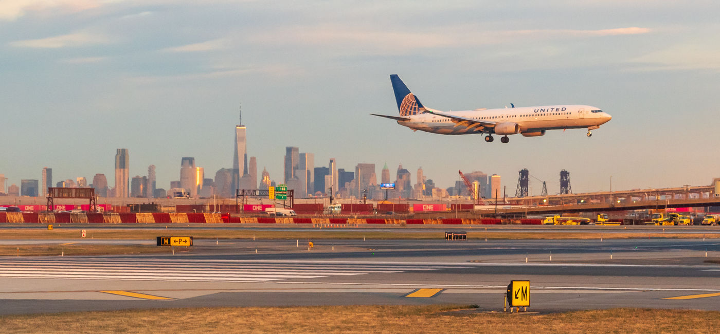 Image: Un appareil d'United Airlines à l'atterrissage à l'aéroport international Newark Liberty (Photo Credit: Adobe Stock/John McAdorey)