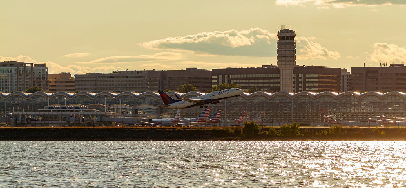 Image: Ce n'est pas la première fois cet été que la FAA suspend ainsi ses activités à l'aéroport national Reagan pour les célébrations du 250e anniversaire du pays (Photo Credit: Adobe/Grandbrothers)