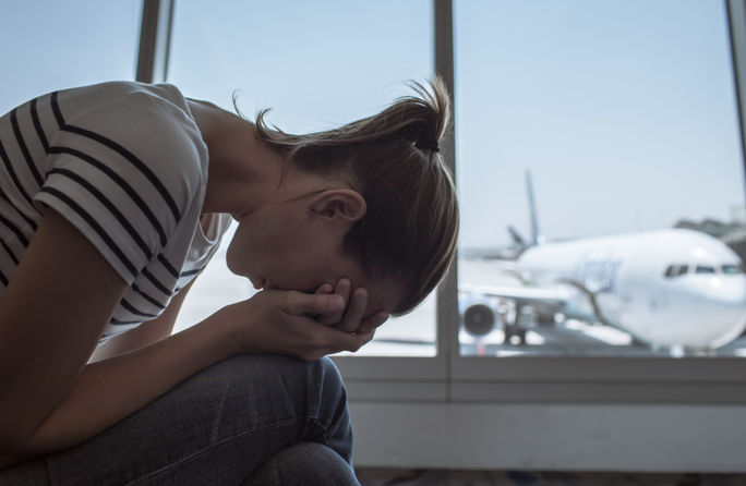 Gestresster Reisender am Flughafen Gestresster Reisender am Flughafen