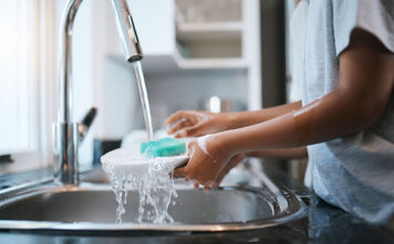 Woman cleaning dishes