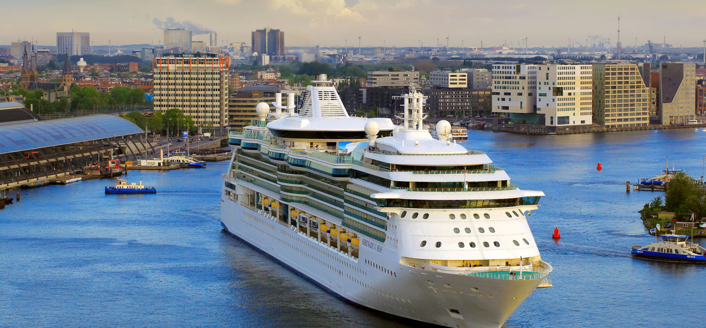 Image: Le navire de croisière Serenade of the Seas de Royal Caribbean se dirige vers le terminal passagers d’Amsterdam (Photo Credit: Adobe Stock/NAN)