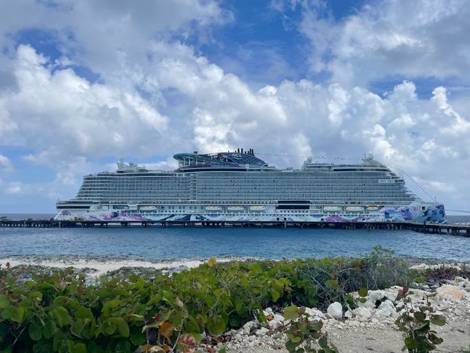 Norwegian Luna at Great Stirrup Cay, Norwegian Cruise Line's private island in the Bahamas Norwegian Luna at Great Stirrup Cay, Norwegian Cruise Line's private island in the Bahamas