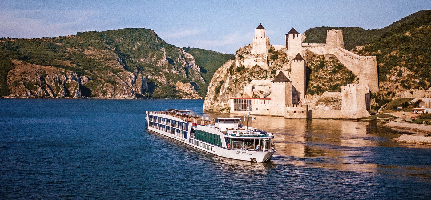 Image: L'AmaBella naviguant près de la forteresse de Golubac, en Serbie (Source: AmaWaterways)