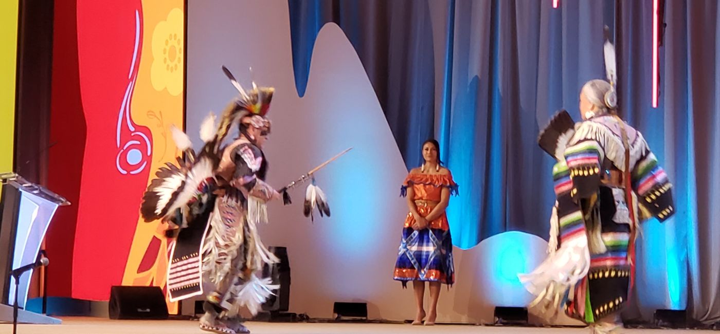 Image: Danseurs de pow-wow lors du lancement de la Conférence internationale du tourisme autochtone à Edmonton (Photo Credit: Jen Mallia/TravelPulse Canada)