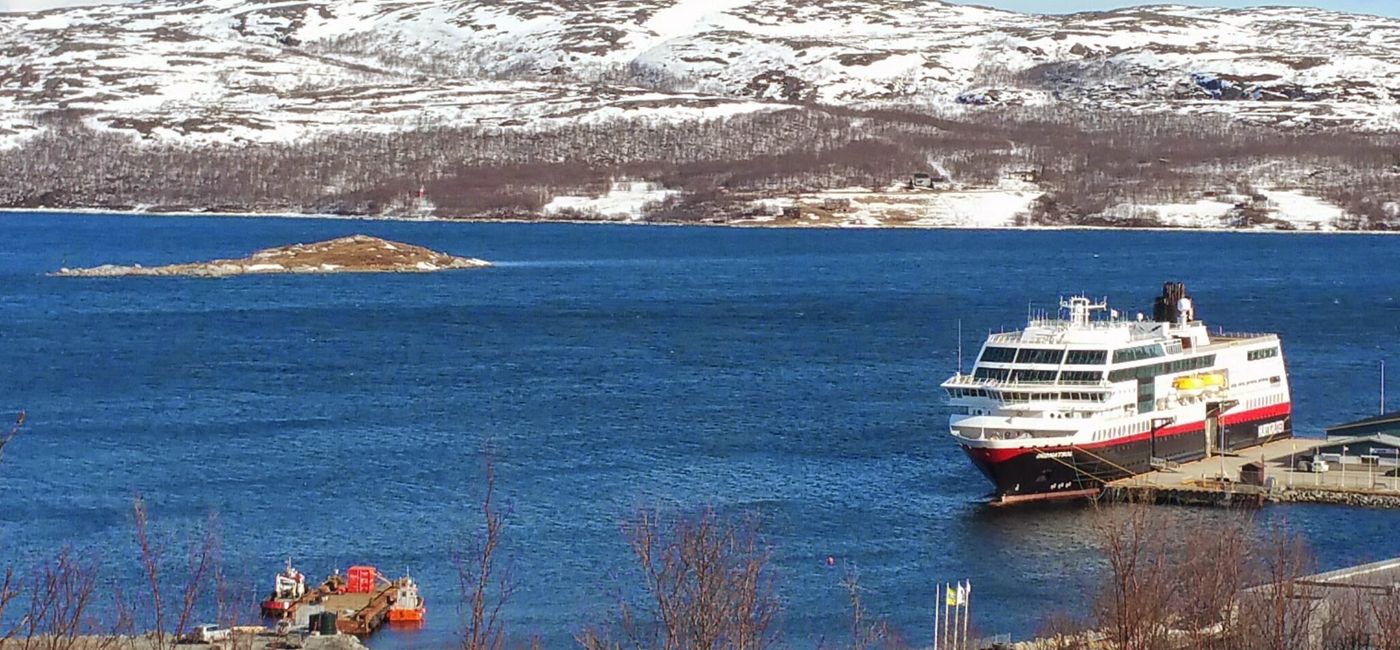 Image: Le Midnatsol de Hurtigruten amarré à Kirkenes, en Norvège (Photo Credit: Bert Archer)