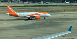EasyJet plane, airplane, runaway, tarmac,