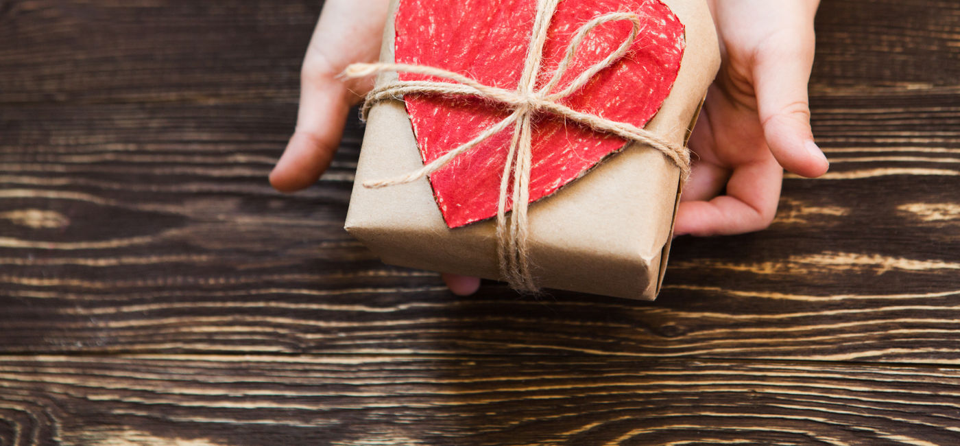 Image: Giving back (Photo Credit: Ulza/Adobe Stock)